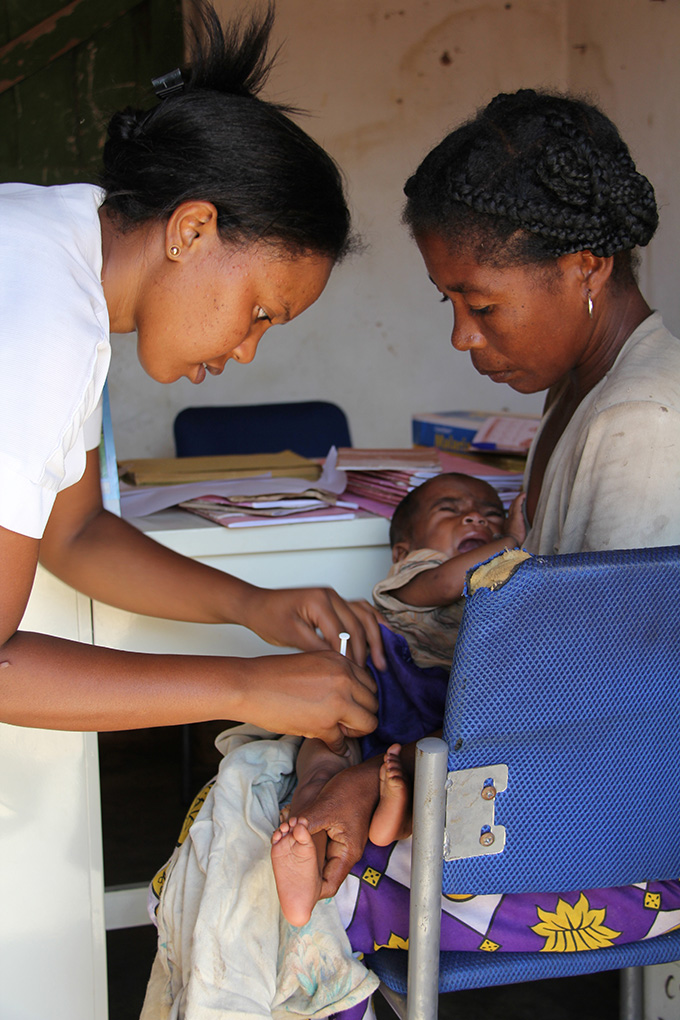 Hantamalala Ramanandraibe immunises a child with a GAVI-supported vaccine, the pentavalent vaccine, at the health post in Ankariera, a small settlement in southern Madagascar.Credit: GAVI/11/Ed Harris – Madagascar May 2011