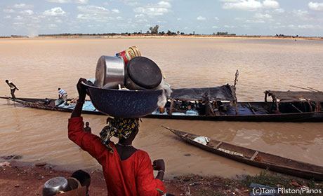 Woman at river in Mali photo credit Tom Pilston/Panos